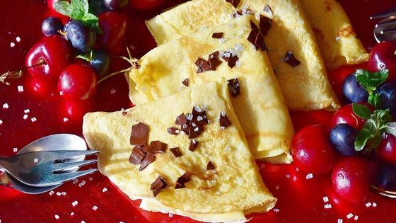 Блины, посыпанные шоколадной крошкой, с фруктами Блины, посыпанные шоколадной крошкой, с фруктами
