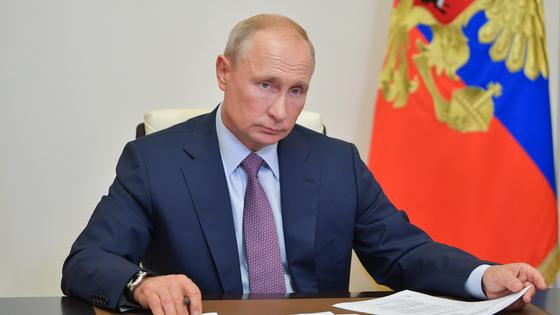 Владимир Путин за столом Владимир Путин за столом
