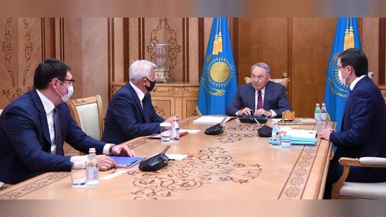 Нурсултан Назарбаев, Алмасадам Саткалиев и Вагит Алекперов Нурсултан Назарбаев, Алмасадам Саткалиев и Вагит Алекперов