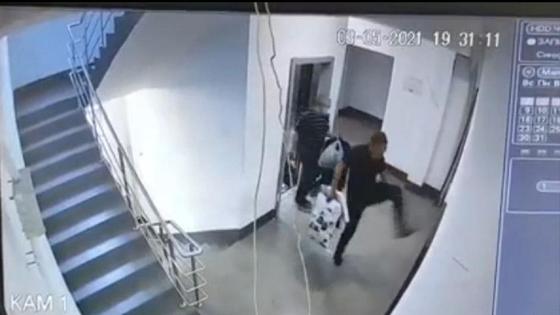 Мужчина дерется с лифтом Мужчина дерется с лифтом