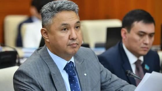 Азат Перуашев сидит за столом Азат Перуашев сидит за столом