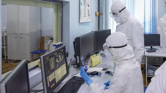 Врачи делают КТ поступившему пациенту Врачи делают КТ поступившему пациенту