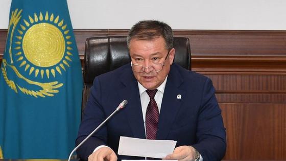 Куанышбек Искаков сидит за столом Куанышбек Искаков сидит за столом