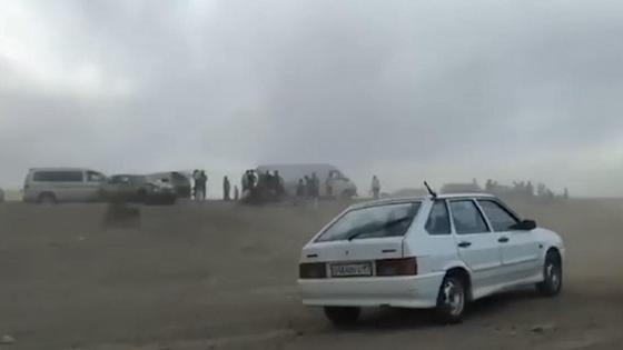 Машины и люди на месте аварии Машины и люди на месте аварии