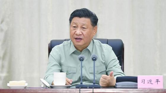 Си Цзиньпин сидит за столом Си Цзиньпин сидит за столом