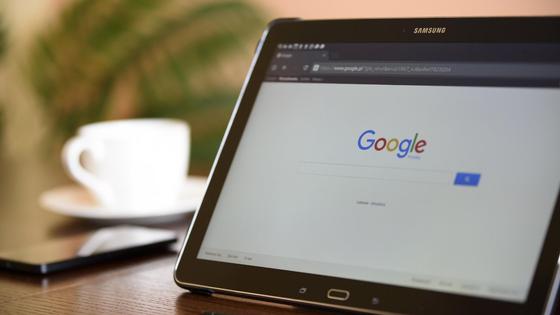 планшет с открытым на нем google планшет с открытым на нем google