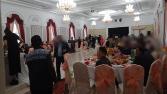 Гости сидят за столами на банкете Гости сидят за столами на банкете
