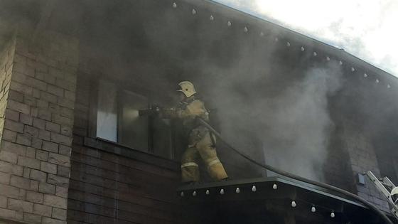 Пожарные тушат возгорание в банном комплексе Пожарные тушат возгорание в банном комплексе