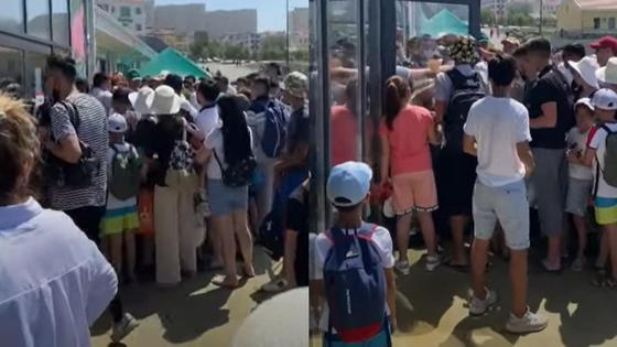 Столпотворение у аквапарка в Актау Столпотворение у аквапарка в Актау
