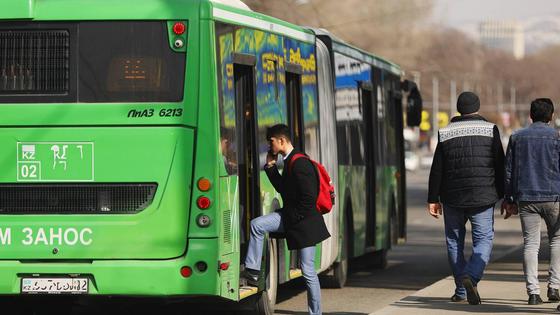 Парень садится в автобус Парень садится в автобус