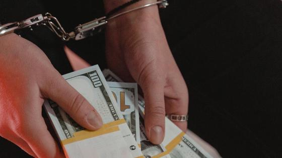 Девушка в наручниках с долларами Девушка в наручниках с долларами