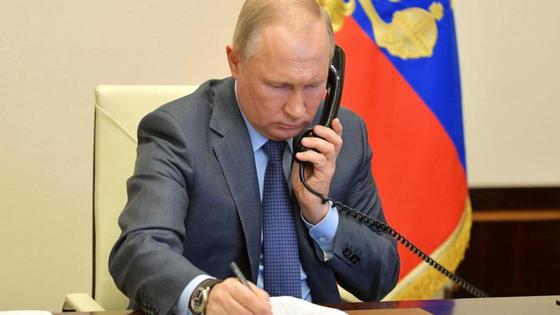 Владимир Путин говорит по телефону Владимир Путин говорит по телефону