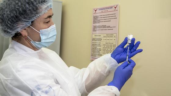 Врач делает вакцинацию Врач делает вакцинацию