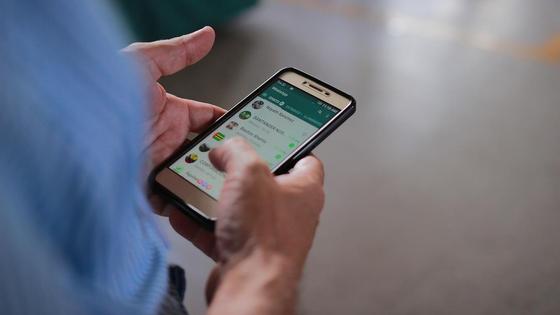 Мужчина держит в руках телефон Мужчина держит в руках телефон