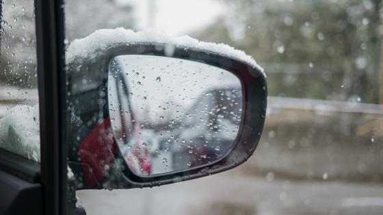 Снег на зеркале заднего вида автомобиля Снег на зеркале заднего вида автомобиля