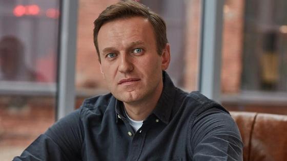 Алексей Навальный сидит в кресле Алексей Навальный сидит в кресле
