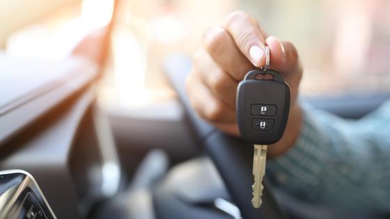 Рука держит ключ от автомобиля Рука держит ключ от автомобиля