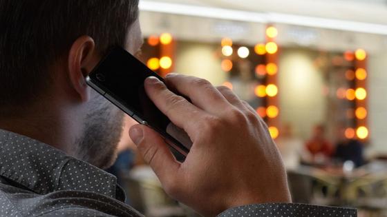 Мужчина разговаривает по телефону Мужчина разговаривает по телефону