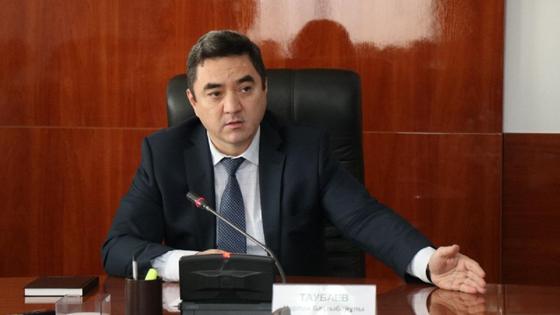 Нурлан Таубаев сидит за столом Нурлан Таубаев сидит за столом