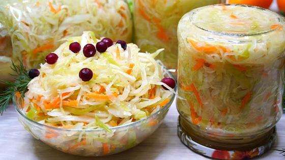 Банки и салатница с капустой Банки и салатница с капустой