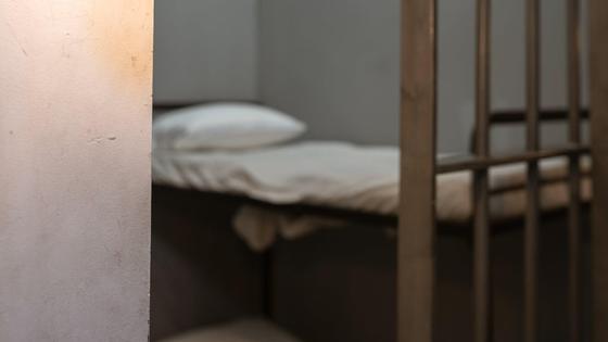 Фонарь над камерой в тюрьме Фонарь над камерой в тюрьме