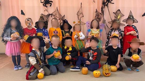 Хэллоуинге киінген балалар Хэллоуинге киінген балалар