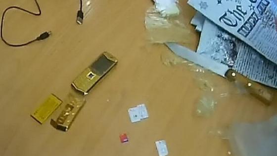 Телефон, SIM-карты и USB-провод Телефон, SIM-карты и USB-провод