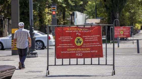 Человек идет по улице Человек идет по улице