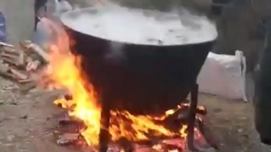 Казан с мясом на огне Казан с мясом на огне