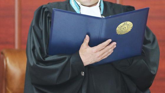 Судья зачитывает приговор в зале суда Судья зачитывает приговор в зале суда