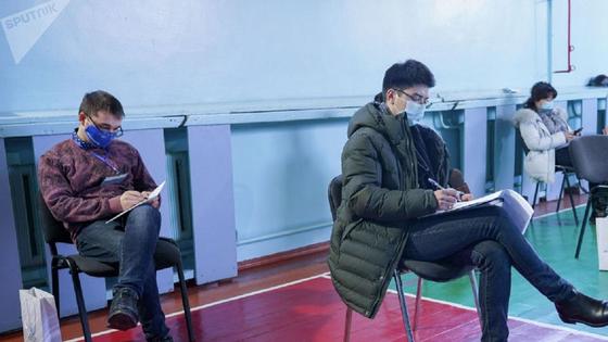 Наблюдатели сидят в избирательном участке Наблюдатели сидят в избирательном участке