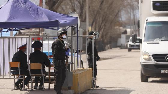 Полицейские и военные стоят на блокпосту Полицейские и военные стоят на блокпосту