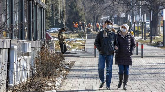 Көшедегі адамдар Көшедегі адамдар