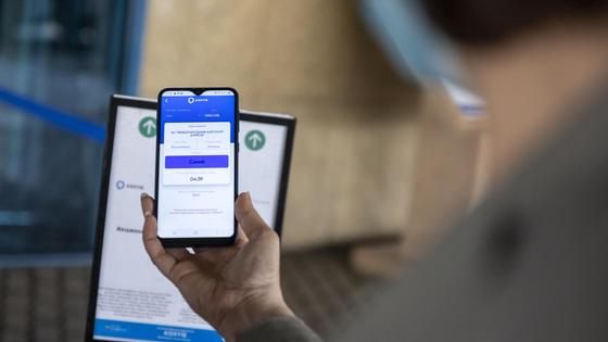 Девушка держит телефон в руках Девушка держит телефон в руках