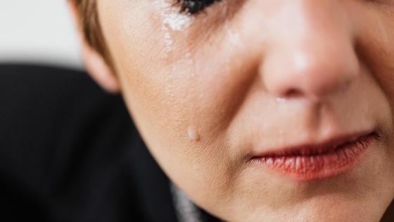 Слеза на женской щеке Слеза на женской щеке