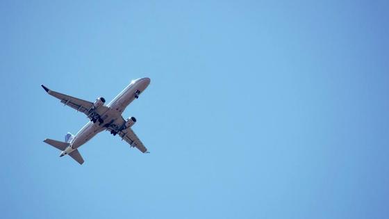 Самолет летит в небе Самолет летит в небе
