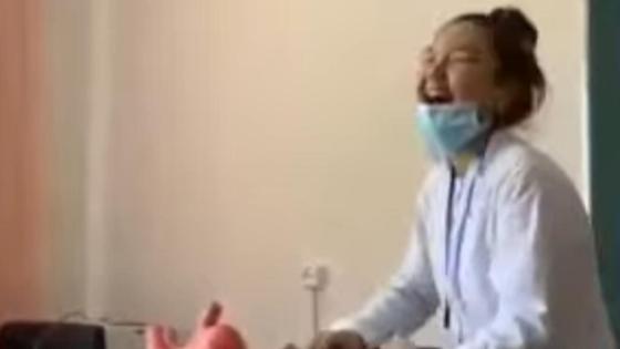 Студентка играет с муляжом Студентка играет с муляжом