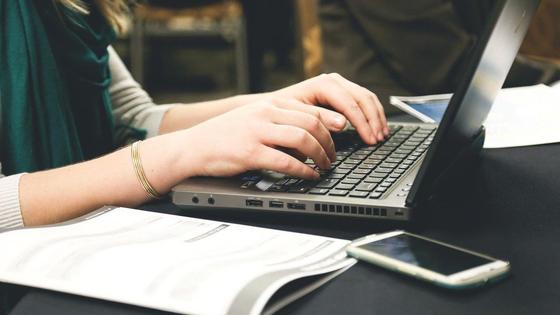Девушка работает за ноутбуком Девушка работает за ноутбуком