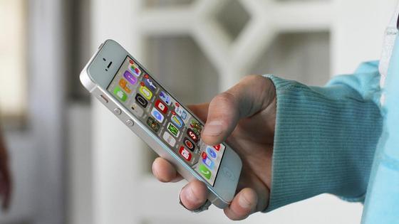 Мужчина держит iPhone Мужчина держит iPhone