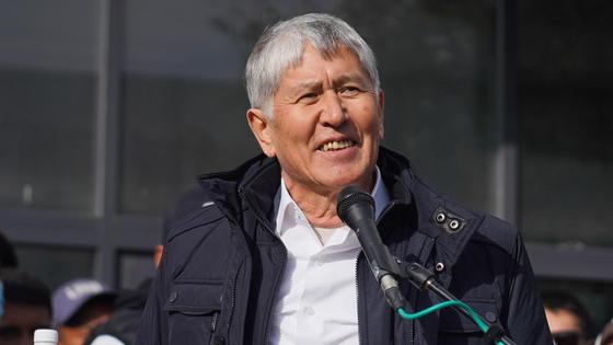 Алмазбек Атамбаев стоит у микрофона Алмазбек Атамбаев стоит у микрофона