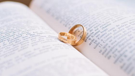 Обручальное кольцо между страниц книги Обручальное кольцо между страниц книги