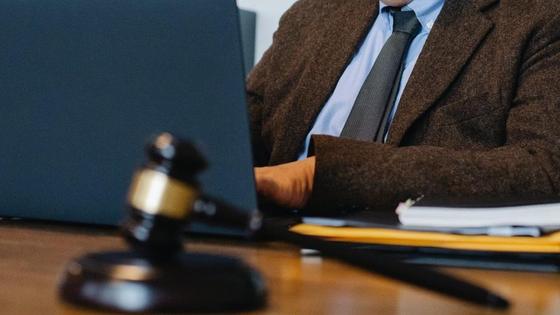 Судья сидит за ноутбуком Судья сидит за ноутбуком
