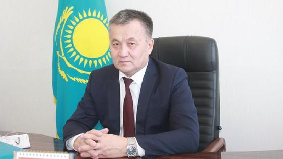 Жаксылык Шалабеков сидит за рабочим столом Жаксылык Шалабеков сидит за рабочим столом