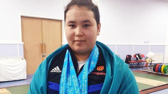 Тяжелоатлетка Айсамал Сансызбаева Тяжелоатлетка Айсамал Сансызбаева
