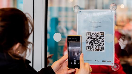 Женщина сканирует QR-код Женщина сканирует QR-код