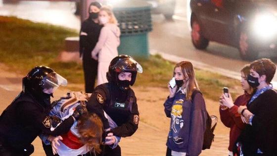 омон задержал девушку омон задержал девушку