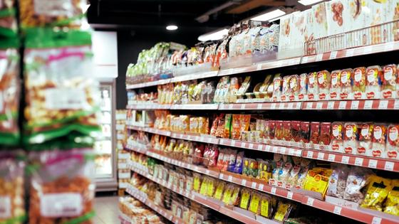 Упаковки с продуктами стоят на витрине Упаковки с продуктами стоят на витрине