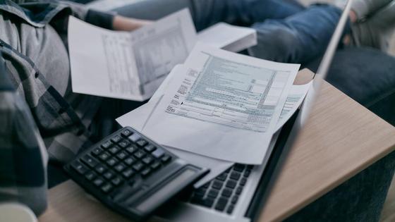 Мужчина разбирается в документах Мужчина разбирается в документах
