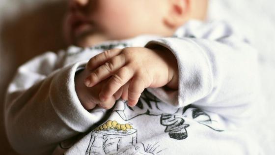 Ребенок спит, сложив ручки на животе Ребенок спит, сложив ручки на животе