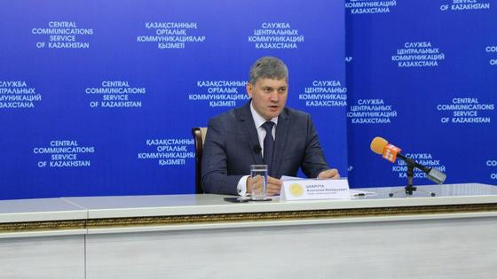 Анатолий Шкарупа сидит за столом Анатолий Шкарупа сидит за столом